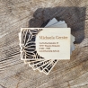 Personalisierbare Visitenkarte aus Holz mit floralem Muster – Einzigartiges Design