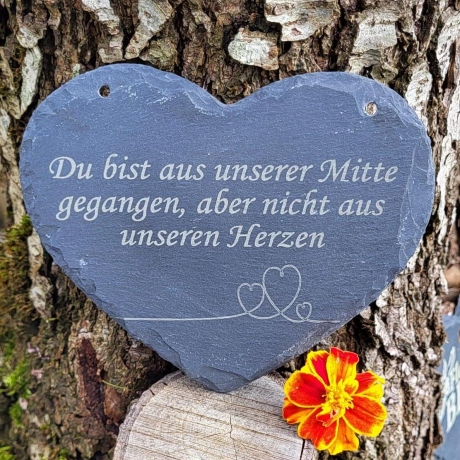 Schieferherz für Trauerfälle – Gedenkspruch 'Du bist aus unserer Mitte gegangen, aber nicht aus unseren Herzen' (150x120 mm)