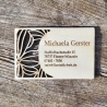 Personalisierbare Visitenkarte aus Holz mit floralem Muster – Einzigartiges Design