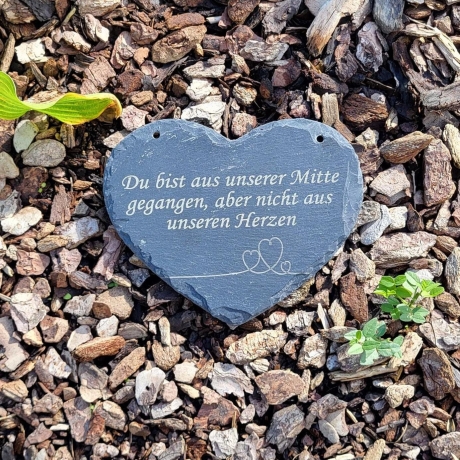 Schieferherz für Trauerfälle – Gedenkspruch 'Du bist aus unserer Mitte gegangen, aber nicht aus unseren Herzen' (150x120 mm)