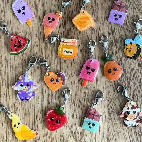 Charms und Anhänger mit Obst, Biene, Waffel, Eis, Kühe und mehr