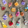 Charms und Anhänger mit Obst, Biene, Waffel, Eis, Kühe und mehr
