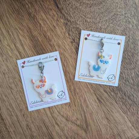 Alpaka Anhänger mit Sonnenbrille im Sommerlook in blau oder rosa