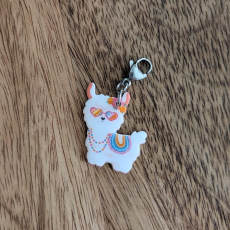 Alpaka Anhänger mit Sonnenbrille im Sommerlook in blau oder rosa