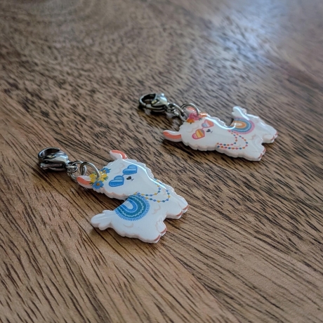 Alpaka Anhänger mit Sonnenbrille im Sommerlook in blau oder rosa