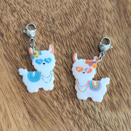 Alpaka Anhänger mit Sonnenbrille im Sommerlook in blau oder rosa