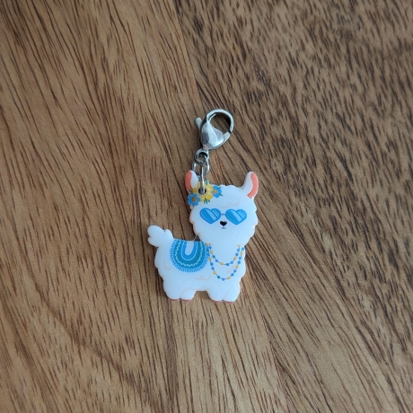 Alpaka Anhänger mit Sonnenbrille im Sommerlook in blau oder rosa