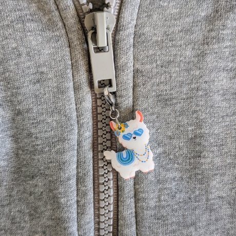 Alpaka Anhänger mit Sonnenbrille im Sommerlook in blau oder rosa