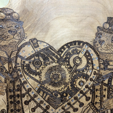 Personalisierbares Geschenk aus Teakholz zum Jahrestag – Steampunk Otter mit Herz |  27 × 30 cm | Brandmalerei auf Holz | Pyrografie Unikat
