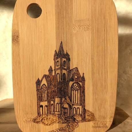 Personalisierbares Frühstücksbrettchen aus Baumbus mit Gotik-Motiv I Geschenkidee zu Valentinstag oder Muttertag I 19x14 cm I Brandmalerei