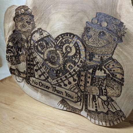 Personalisierbares Geschenk aus Teakholz zum Jahrestag – Steampunk Otter mit Herz |  27 × 30 cm | Brandmalerei auf Holz | Pyrografie Unikat