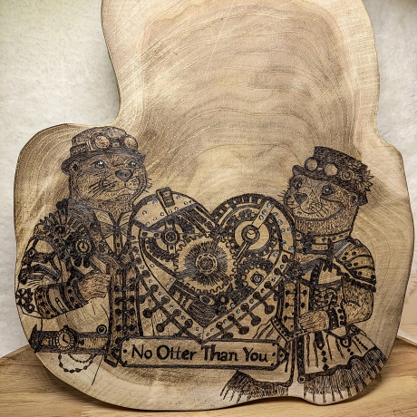 Personalisierbares Geschenk aus Teakholz zum Jahrestag – Steampunk Otter mit Herz |  27 × 30 cm | Brandmalerei auf Holz | Pyrografie Unikat