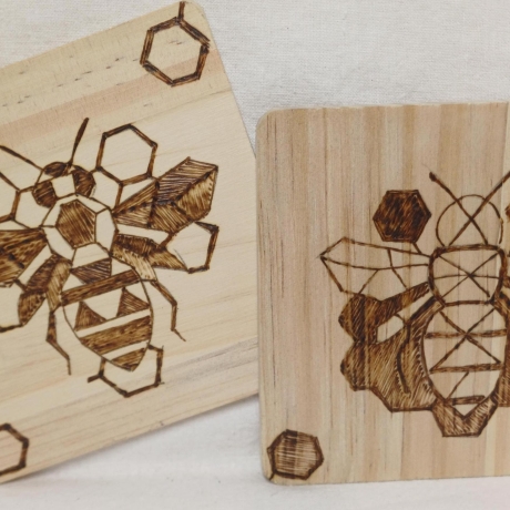 Untersetzer aus Holz mit Bienenmotiv 10x10 | Geometrische Holzkunst im 2er- oder 4er-Set | Handgemachte Pyrographie & moderne Tischdeko I