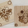 Untersetzer aus Holz mit Bienenmotiv 10x10 | Geometrische Holzkunst im 2er- oder 4er-Set | Handgemachte Pyrographie & moderne Tischdeko I