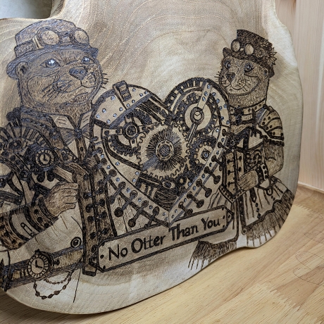 Personalisierbares Geschenk aus Teakholz zum Jahrestag – Steampunk Otter mit Herz |  27 × 30 cm | Brandmalerei auf Holz | Pyrografie Unikat