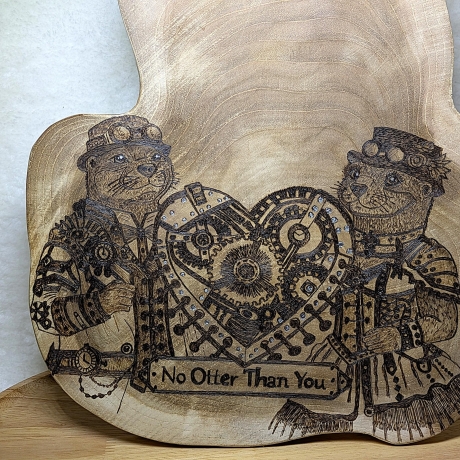 Personalisierbares Geschenk aus Teakholz zum Jahrestag – Steampunk Otter mit Herz |  27 × 30 cm | Brandmalerei auf Holz | Pyrografie Unikat