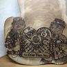 Personalisierbares Geschenk aus Teakholz zum Jahrestag – Steampunk Otter mit Herz |  27 × 30 cm | Brandmalerei auf Holz | Pyrografie Unikat