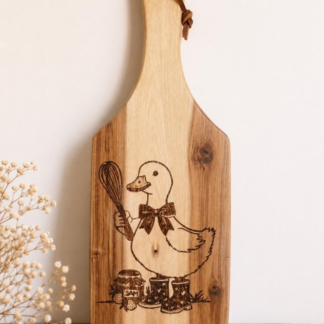 Holzbrett mit Gans und Schneebesen – handgebranntes Schneidbrett aus Holz, rustikale Küchendeko, süßes Geschenk, Bauernhof Deko