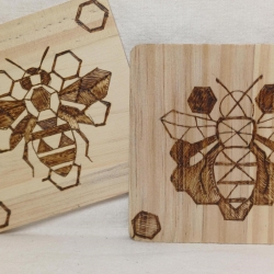 Untersetzer aus Holz mit Bienenmotiv 10x10 | Geometrische Holzkunst im 2er- oder 4er-Set | Handgemachte Pyrographie & moderne Tischdeko I