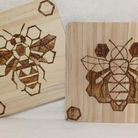 Untersetzer aus Holz mit Bienenmotiv 10x10 | Geometrische Holzkunst im 2er- oder 4er-Set | Handgemachte Pyrographie & moderne Tischdeko I