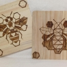 Untersetzer aus Holz mit Bienenmotiv 10x10 | Geometrische Holzkunst im 2er- oder 4er-Set | Handgemachte Pyrographie & moderne Tischdeko I