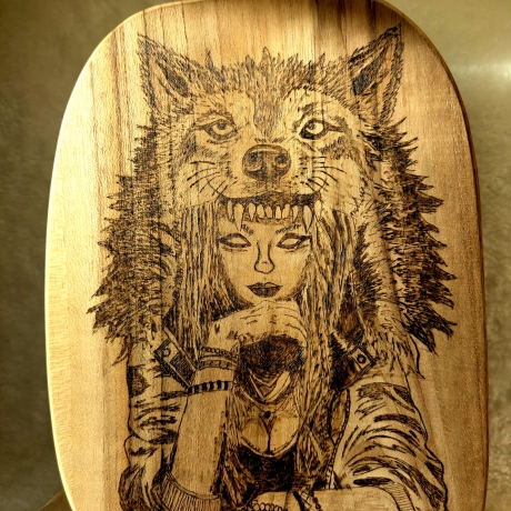 Fantasy Wanddeko I Deko aus Teakholz handgemacht – Mystisches Wolfs- Fantasymotiv auf massivem Holz 25,5 × 19 cm