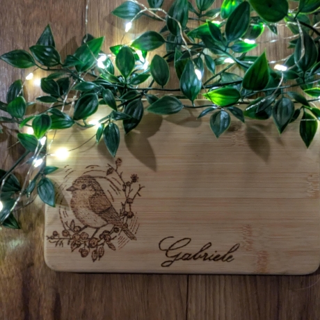 Frühstücksbrettchen aus Holz mit Rotkehlchen – Brotzeitbrett mit Gravur in Pyrographie | nachhaltiges, personalisierbares Geschenk