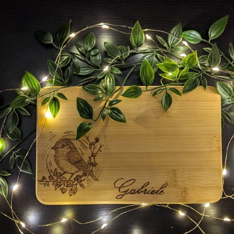 Frühstücksbrettchen aus Holz mit Rotkehlchen – Brotzeitbrett mit Gravur in Pyrographie | nachhaltiges, personalisierbares Geschenk
