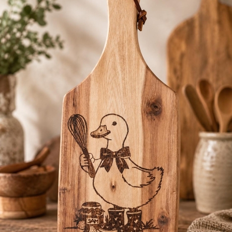 Holzbrett mit Gans und Schneebesen – handgebranntes Schneidbrett aus Holz, rustikale Küchendeko, süßes Geschenk, Bauernhof Deko