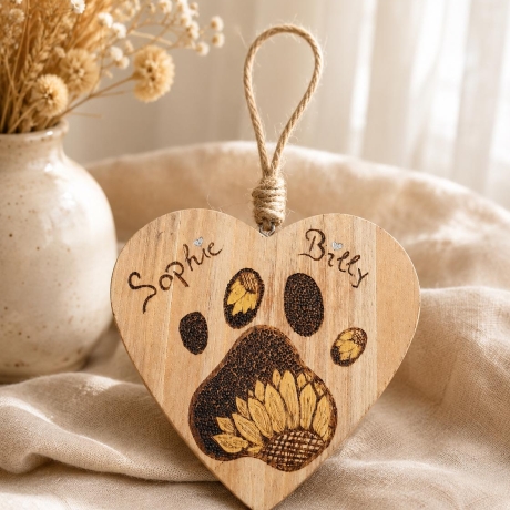 Personalisiertes Holzherz mit Pfotenabdruck und Sonnenblume – Erinnerung an dein Haustier | Brandmalerei auf Holz I Handgemacht