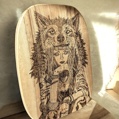 Fantasy Wanddeko I Deko aus Teakholz handgemacht – Mystisches Wolfs- Fantasymotiv auf massivem Holz 25,5 × 19 cm