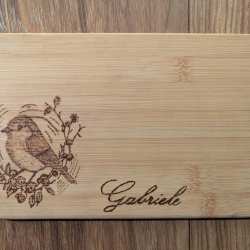 Frühstücksbrettchen aus Holz mit Rotkehlchen – Brotzeitbrett mit Gravur in Pyrographie | nachhaltiges, personalisierbares Geschenk