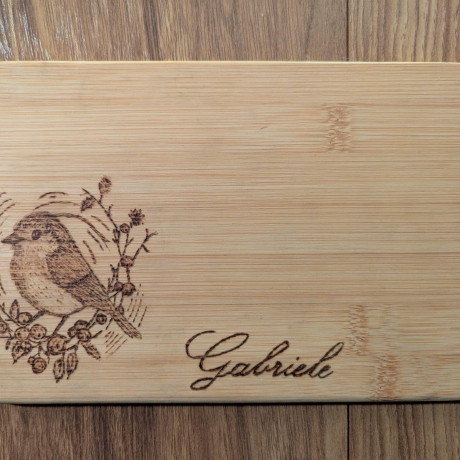 Frühstücksbrettchen aus Holz mit Rotkehlchen – Brotzeitbrett mit Gravur in Pyrographie | nachhaltiges, personalisierbares Geschenk