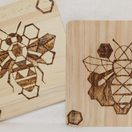 Untersetzer aus Holz mit Bienenmotiv 10x10 | Geometrische Holzkunst im 2er- oder 4er-Set | Handgemachte Pyrographie & moderne Tischdeko I