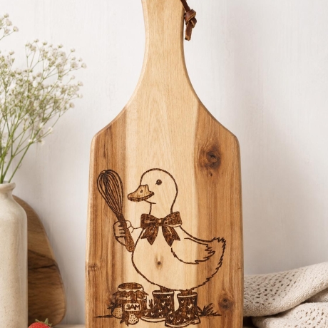 Holzbrett mit Gans und Schneebesen – handgebranntes Schneidbrett aus Holz, rustikale Küchendeko, süßes Geschenk, Bauernhof Deko
