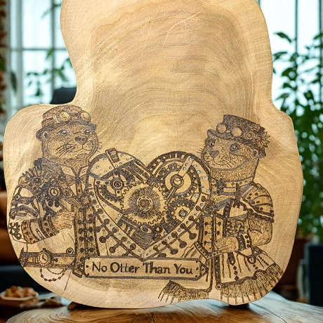 Personalisierbares Geschenk aus Teakholz zum Jahrestag – Steampunk Otter mit Herz |  27 × 30 cm | Brandmalerei auf Holz | Pyrografie Unikat