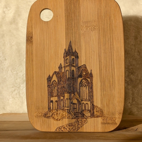 Personalisierbares Frühstücksbrettchen aus Baumbus mit Gotik-Motiv I Geschenkidee zu Valentinstag oder Muttertag I 19x14 cm I Brandmalerei