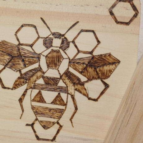 Untersetzer aus Holz mit Bienenmotiv 10x10 | Geometrische Holzkunst im 2er- oder 4er-Set | Handgemachte Pyrographie & moderne Tischdeko I