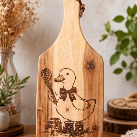 Holzbrett mit Gans und Schneebesen – handgebranntes Schneidbrett aus Holz, rustikale Küchendeko, süßes Geschenk, Bauernhof Deko