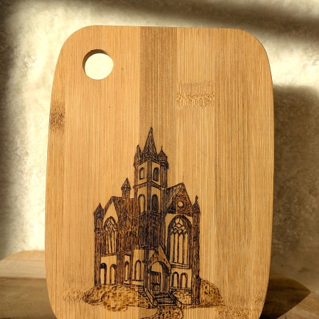 Personalisierbares Frühstücksbrettchen aus Baumbus mit Gotik-Motiv I Geschenkidee zu Valentinstag oder Muttertag I 19x14 cm I Brandmalerei