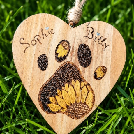 Personalisiertes Holzherz mit Pfotenabdruck und Sonnenblume – Erinnerung an dein Haustier | Brandmalerei auf Holz I Handgemacht