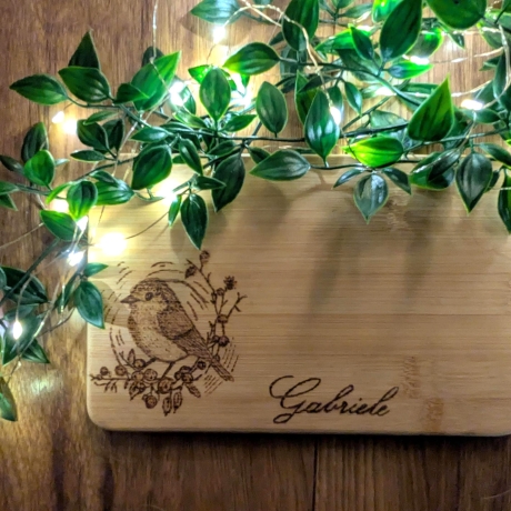 Frühstücksbrettchen aus Holz mit Rotkehlchen – Brotzeitbrett mit Gravur in Pyrographie | nachhaltiges, personalisierbares Geschenk