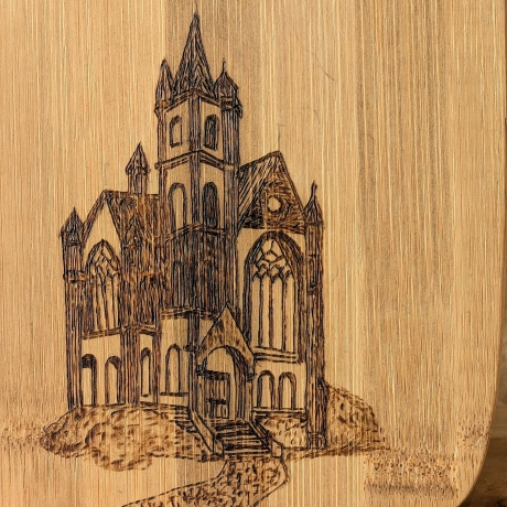 Personalisierbares Frühstücksbrettchen aus Baumbus mit Gotik-Motiv I Geschenkidee zu Valentinstag oder Muttertag I 19x14 cm I Brandmalerei