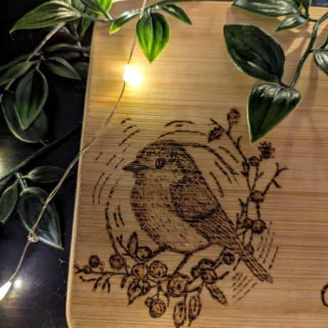 Frühstücksbrettchen aus Holz mit Rotkehlchen – Brotzeitbrett mit Gravur in Pyrographie | nachhaltiges, personalisierbares Geschenk