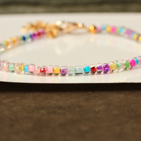 Armband Perlen bunt gefüllt / Freundschaftsarmband / buntes Fußkettchen / Geschenk für Sie / fröhliches Armband / minimalistischer Schmuck