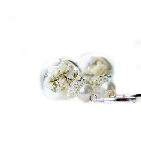 Ohrringe Weiße Blüten Glaskugel / Blütenohrringe Moos
