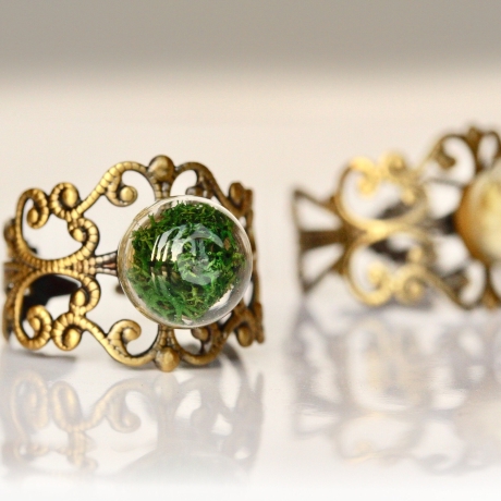Vintage Bronze Ring - Moos oder weiße Blüten in Glaskugel