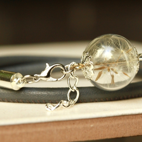Pusteblumen Armband Leder in dunkelgrau mit Berliner Pusteblume als außergewöhnliches Geschenk für Sie