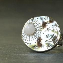 Himmlischer Ring Sonne Mond und Sterne ein Himmelskörper