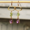 Peridot Rohstein Ohrhänger mit Amethyst Bezel und geometrisch